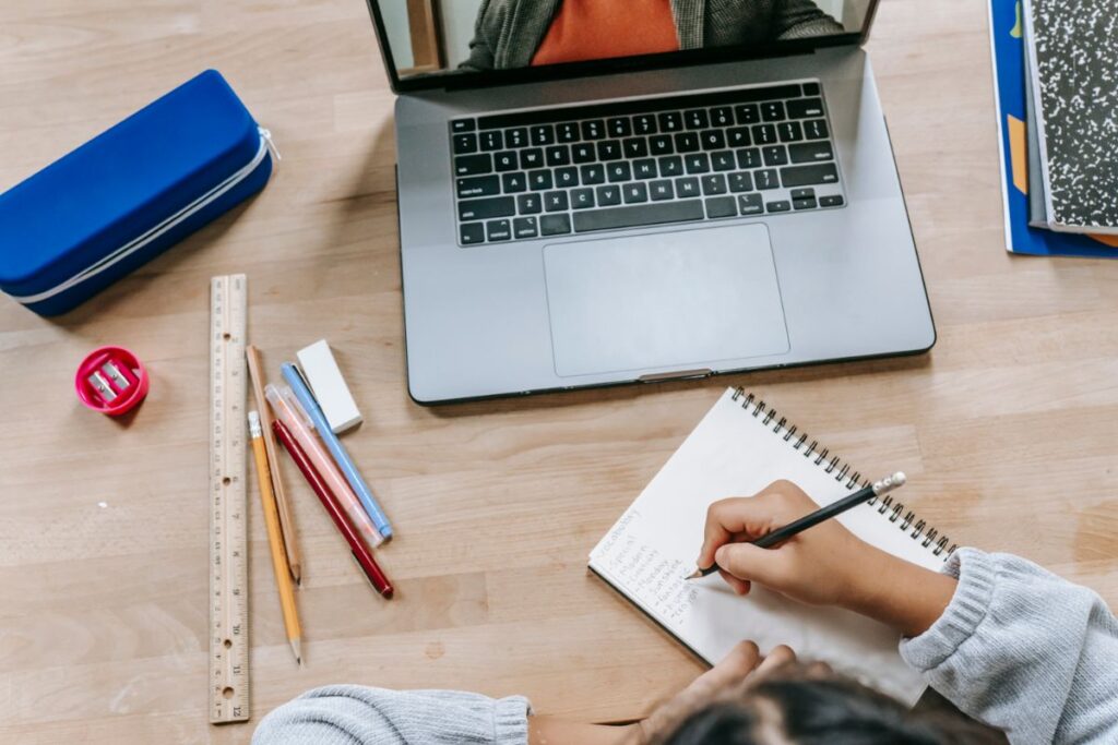 What Does Online Learning Look Like?